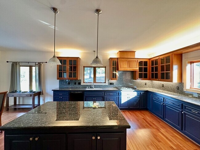 Building Photo - 10978 Squirrel Creek Rd