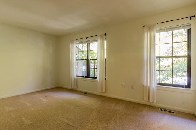 Building Photo - Beautiful 3 Bed 3.5 Bath Brick Interior To...