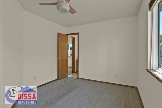 Building Photo - Beautiful home with views of Pikes Peak!