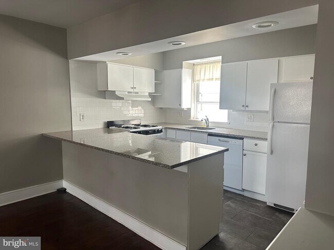 Primary Photo - 308 Delancey St