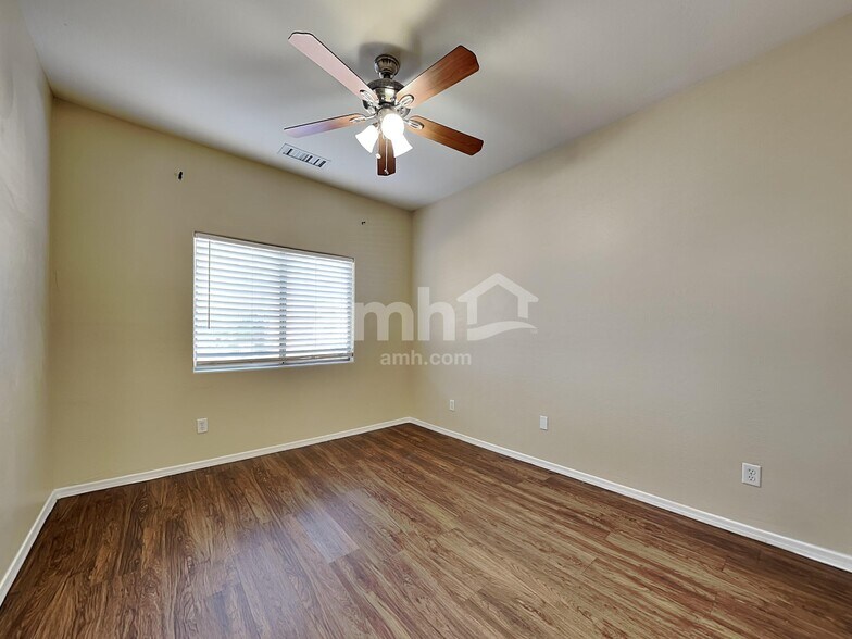 Building Photo - 5526 W Pecan Rd