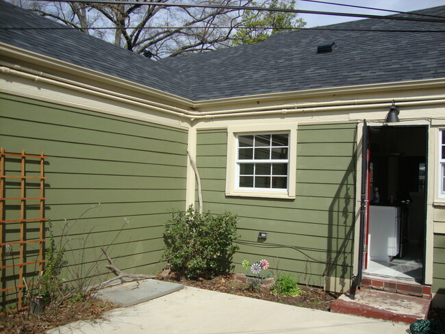 Building Photo - * Peabody 2br 1 bath duplex*