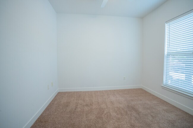 Building Photo - 1032 Skyline View Way