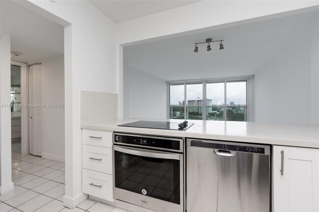 Building Photo - 100 Bayview Dr