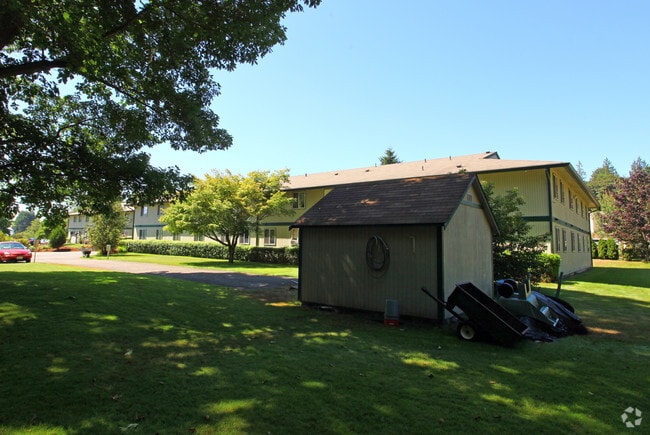 Building Photo - Pinewood Manor