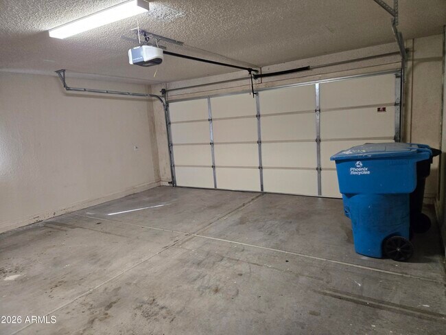 Building Photo - 3033 E Siesta Ln