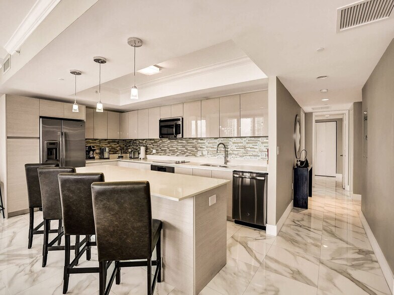 Building Photo - 2602 E Hallandale Beach Blvd