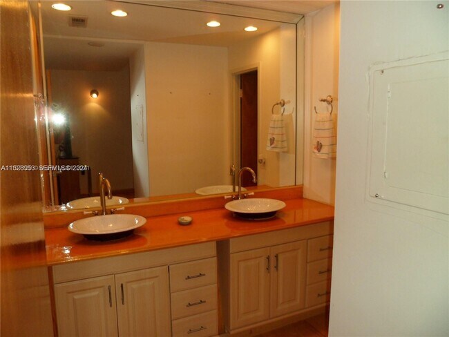 Building Photo - 3505 S Ocean Dr