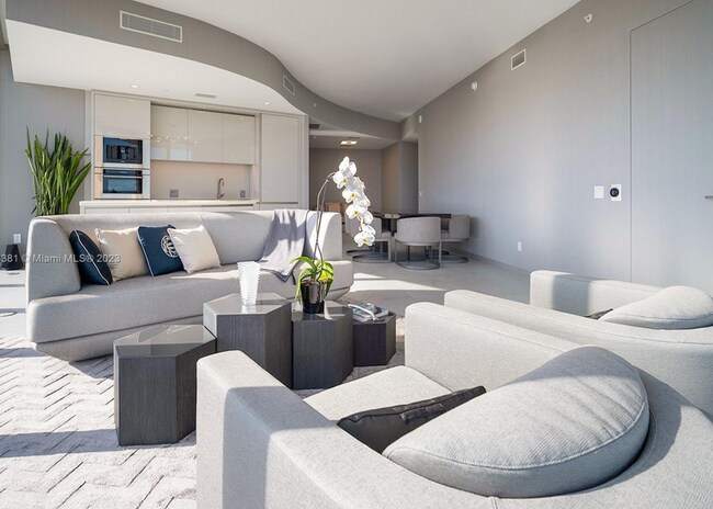 Building Photo - 18975 Collins Ave