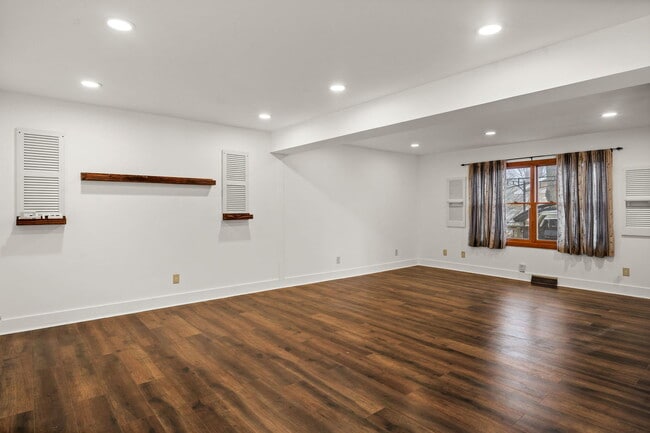 Building Photo - 235 Ridge Dr