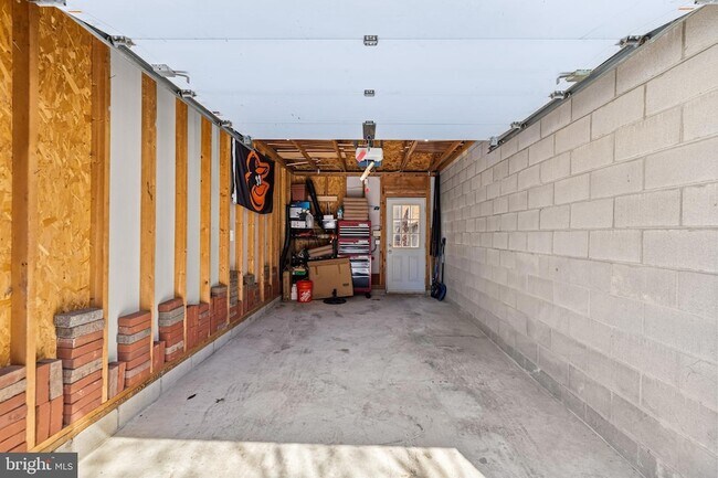 Building Photo - 211 W Hill St