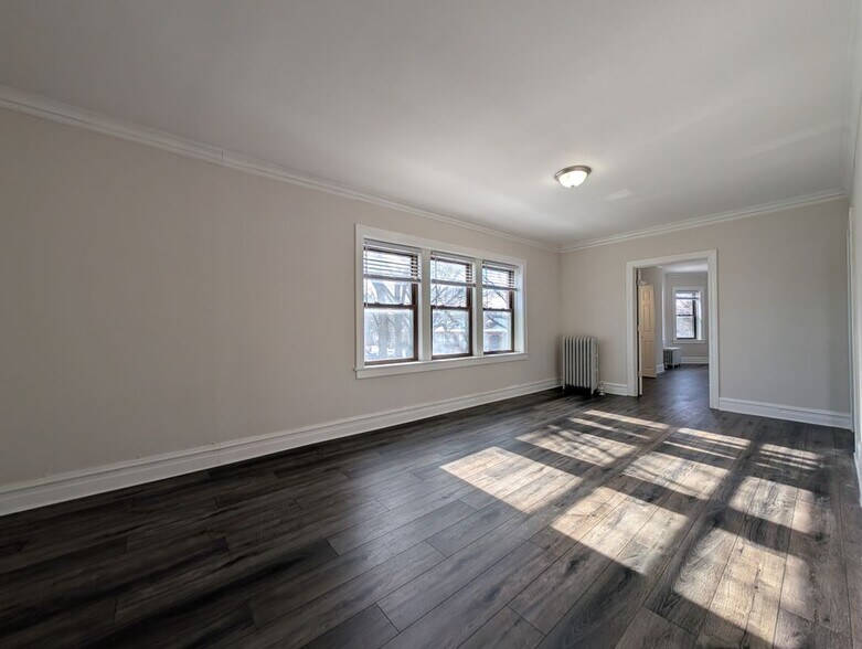 Building Photo - 5818 W Berteau Ave