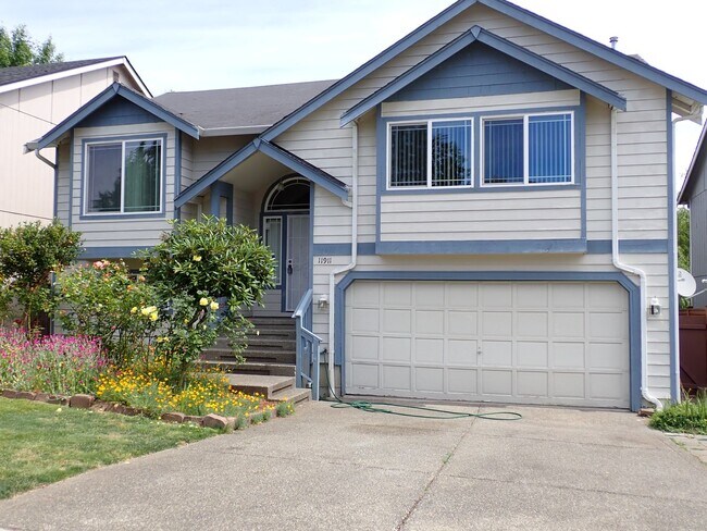Building Photo - Beautiful 5 Bedroom House Puyallup South Hill