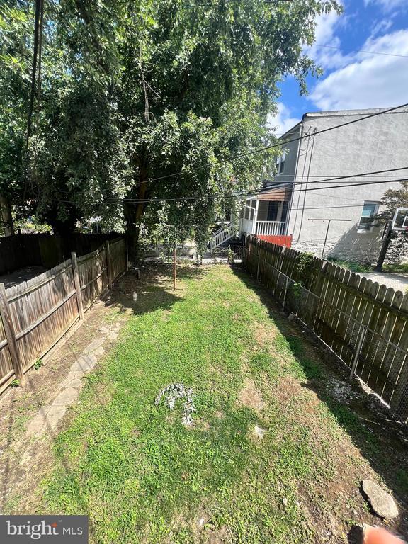 Building Photo - 323 Collins Ave