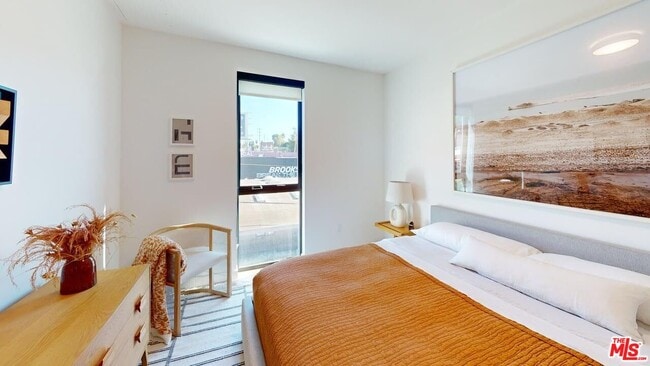 Building Photo - 3004 Sunset Blvd