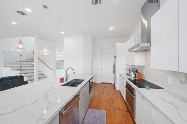 Building Photo - 2239 N MacGregor Way