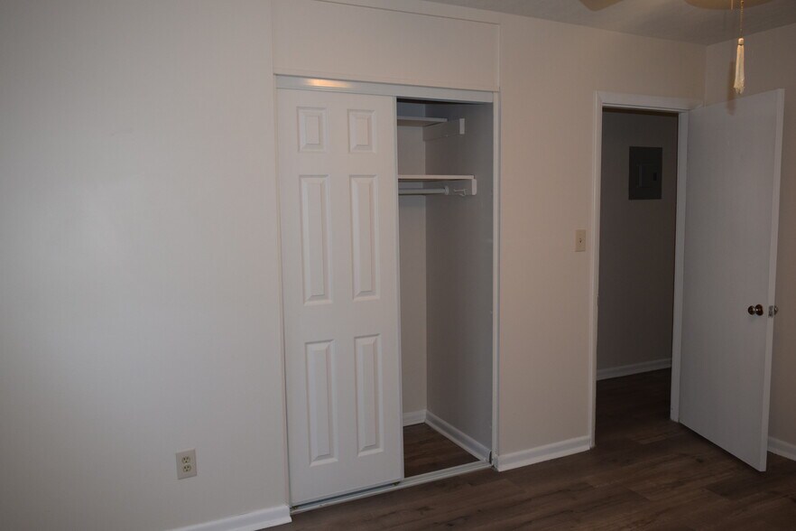 Building Photo - 8114 Meadowglen Dr