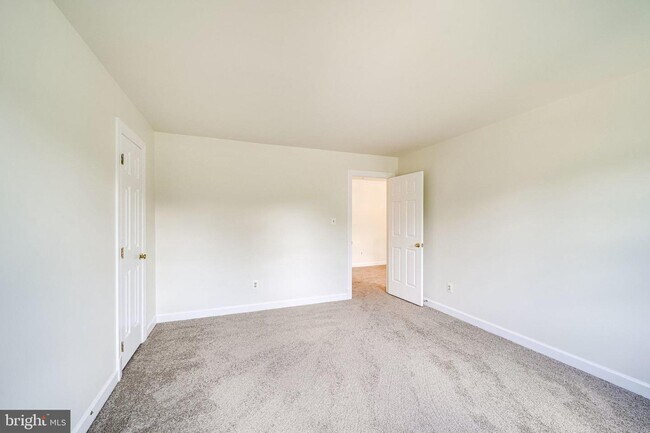 Building Photo - 6207 Woodland Lake Dr