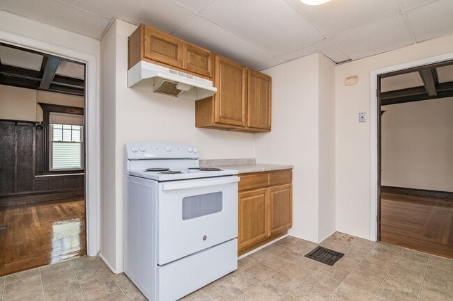 Building Photo - 4 Bedroom, 1.5 bath Home