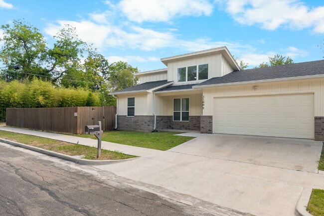 Building Photo - Fully Furnished 2-Bedroom, 2-Bathroom Duplex in Waco