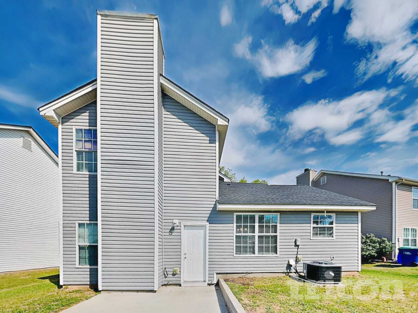 Building Photo - 2578 S Hills