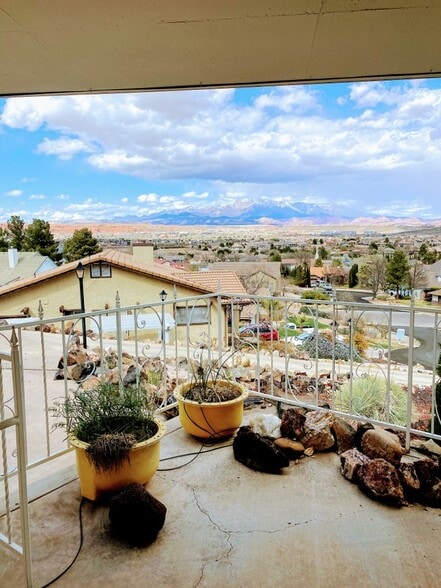Building Photo - 2330 S Adonis Cir