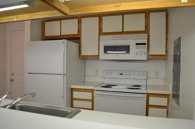 Building Photo - Room in Condo on Collegiate Cir