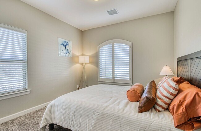 Building Photo - Furnished Eastside Beautiful 3 bed/2 baths for RENT Utilities & Wi-Fi INCLUDED