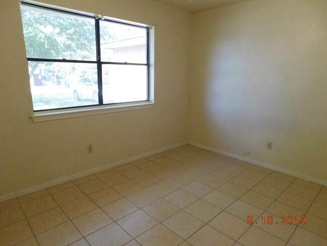 Building Photo - 206 Jason Dr