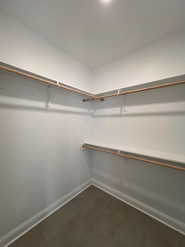 Building Photo - 9922 Stratford Dr