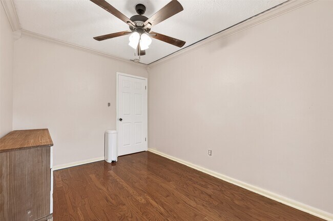 Building Photo - 805 Camelot Ln