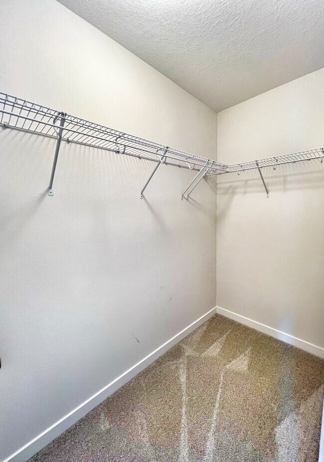 Building Photo - 327 NE Otter Dr