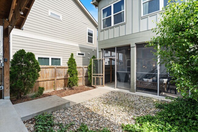 Building Photo - 1727B Pecan St
