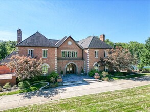 Building Photo - Luxurious 8 Bedroom 8 Bath Home