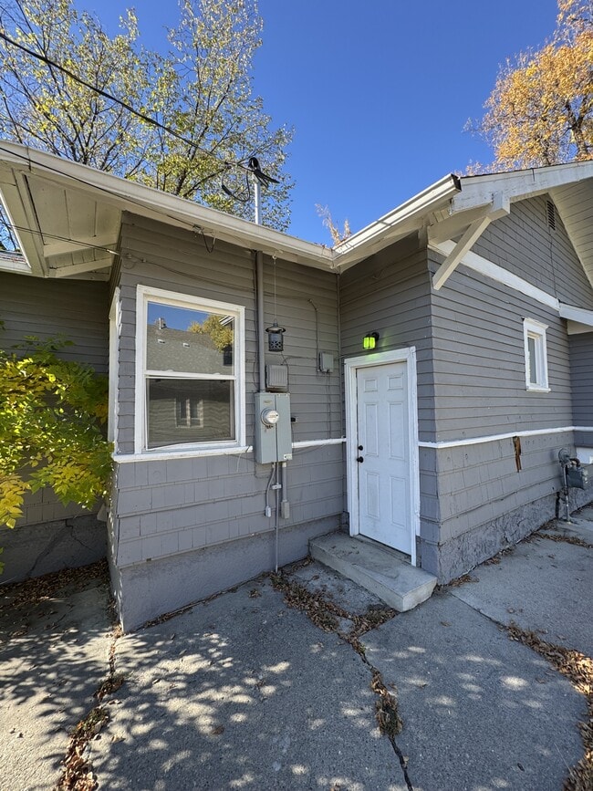 Building Photo - 716 7th Ave S