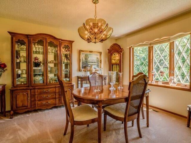 Building Photo - Beautiful 4 Bedroom 3 Bathroom Home With 2...