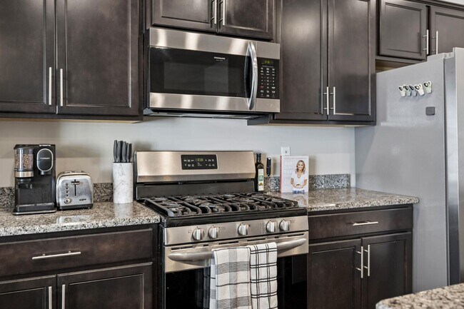 Building Photo - 1045 Enclave Ave
