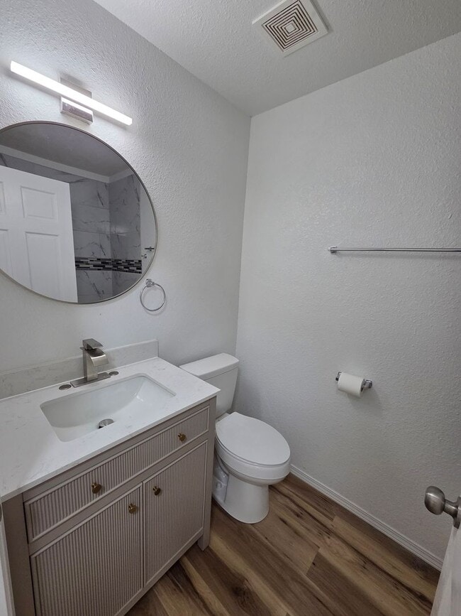 Building Photo - Beautifully Remodeled 3 Bed/2 Bath Apartment