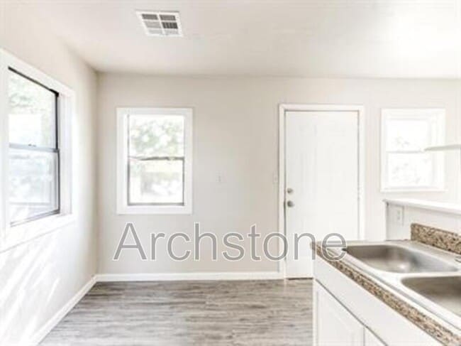 Building Photo - 1004 Sandra Dr