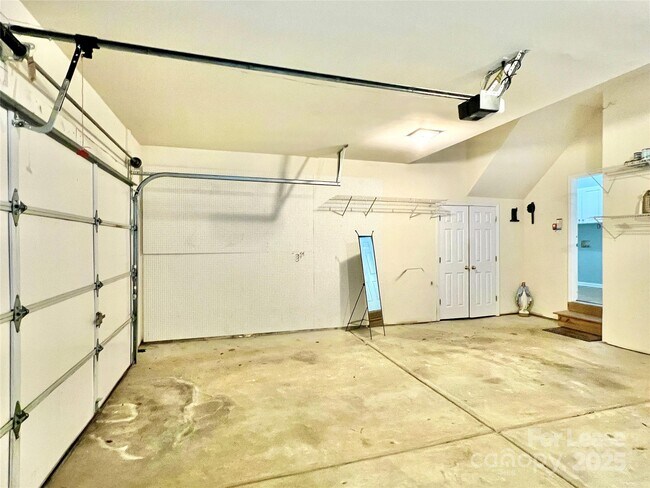 Building Photo - 811 Deercross Ln
