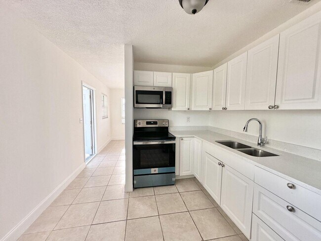 Building Photo - 906 Foresteria Dr