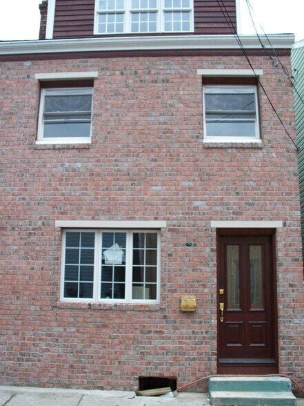 Building Photo - 1918 Larkins Way