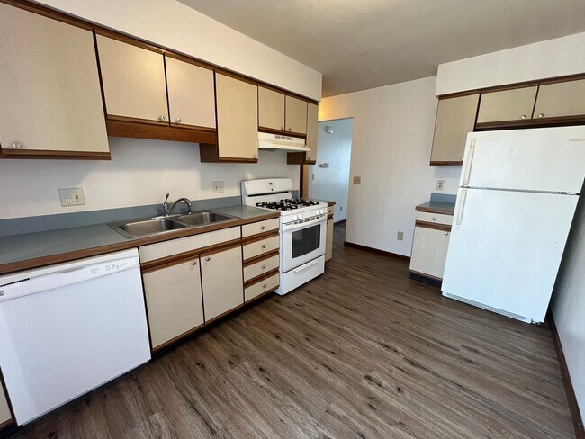 Building Photo - 515-C S Silverwood Lane