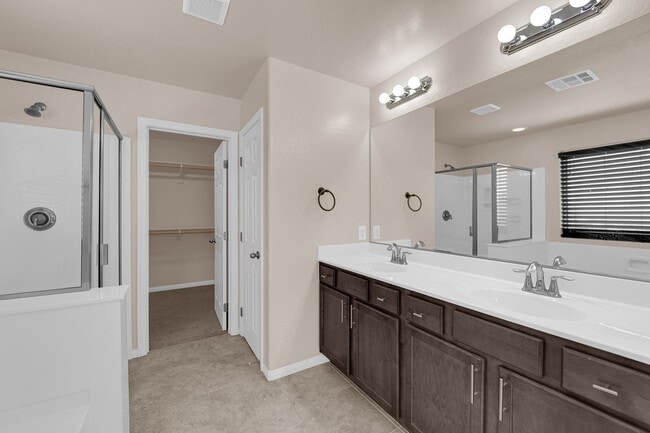 Building Photo - Immaculate 3 Bedroom, 2.5 Bathroom Home wi...