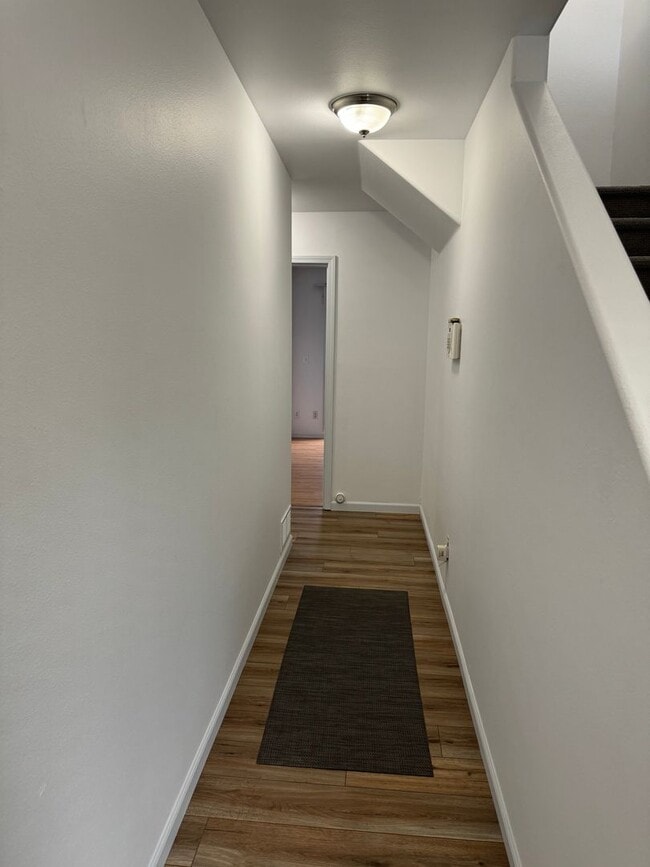 Building Photo - Beautifully updated 3 bed/2 bath townhome