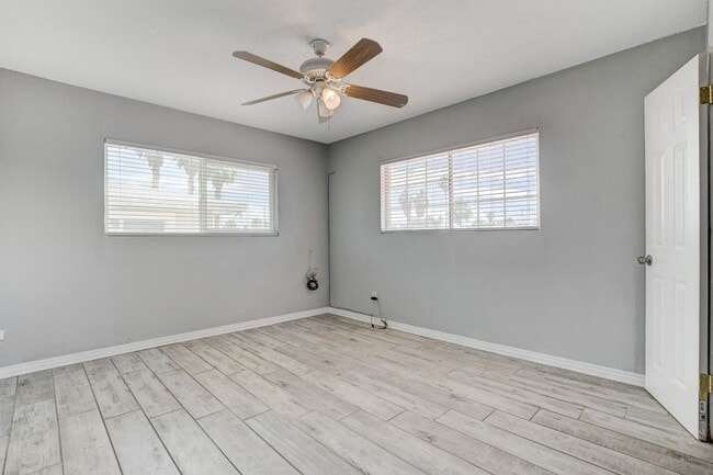 Building Photo - Duplex located in a Central Area of Las Vegas