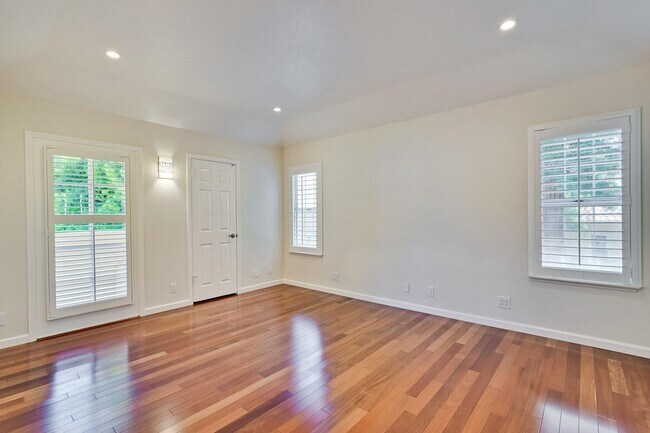 Building Photo - Beautiful and spacious 3 bedroom 2.5 bath ...