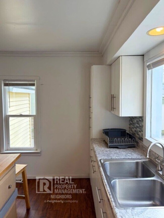 Building Photo - Welcome to Spacious 4 Bedroom, 1 Bathroom Holland Home