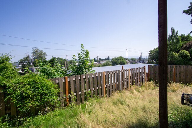 Building Photo - Great Piedmont 3 Bdr Townhouse w/Fireplace, DW + Garage!