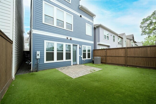Building Photo - 10922 Brambling Wood Dr